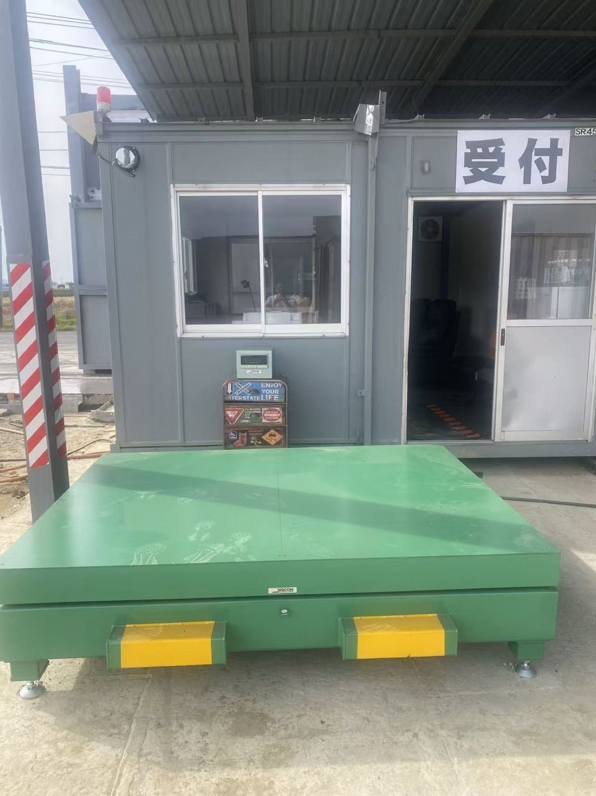 受付前の計量台