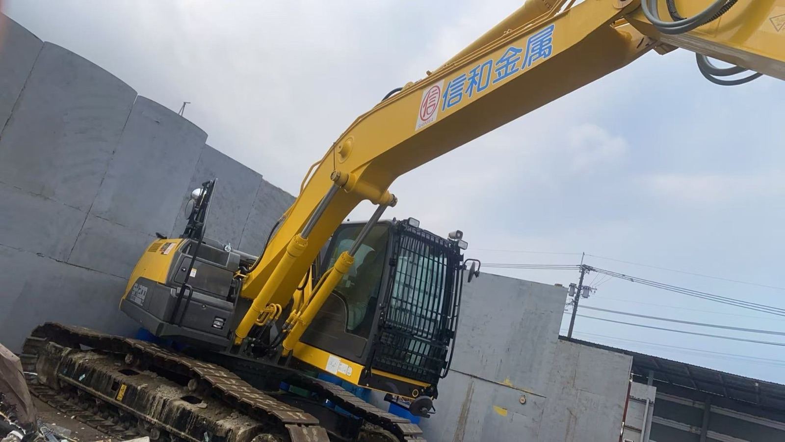 社名ロゴ入りの大型重機 住友SH200
